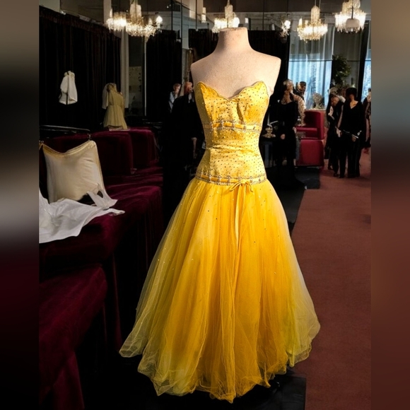 Elegant Yellow Strapless Evening Dress - Picture 2 of 9